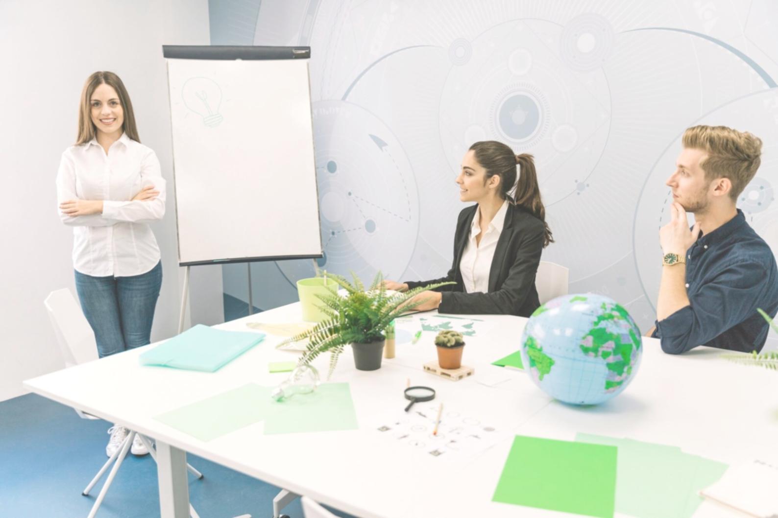 Equipo analizando datos financieros en oficina moderna
