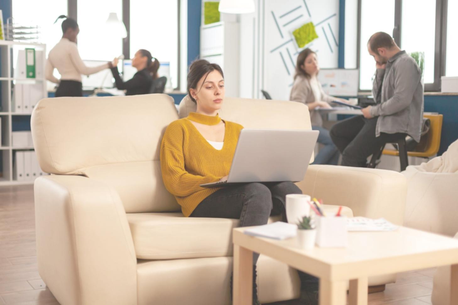 Estudiantes trabajando en análisis financiero con datos reales del mercado